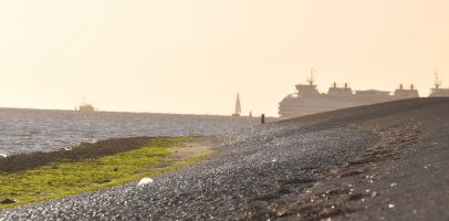 Een groot schip verweg op het water