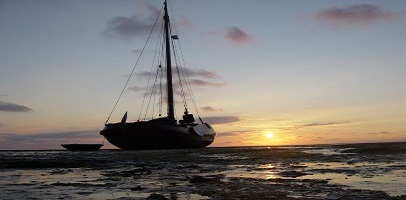 Zeilboot midden op het water