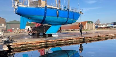 Een boot wordt uit het water gehaald