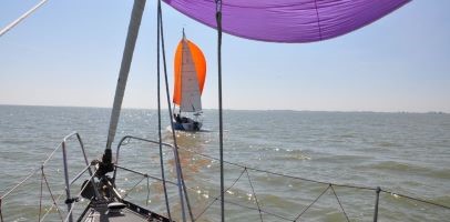 Zeilboot midden op het water