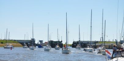 Vele soorten zeilboten in het water