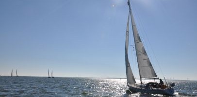Een afbeelding van een zeilboot die meedoet aan de 24uurs race