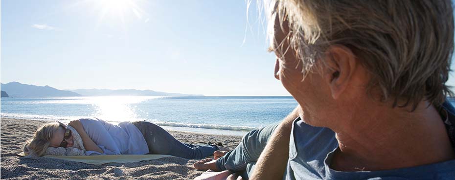 Man en vrouw liggen op het strand Man en vrouw liggen op het strand